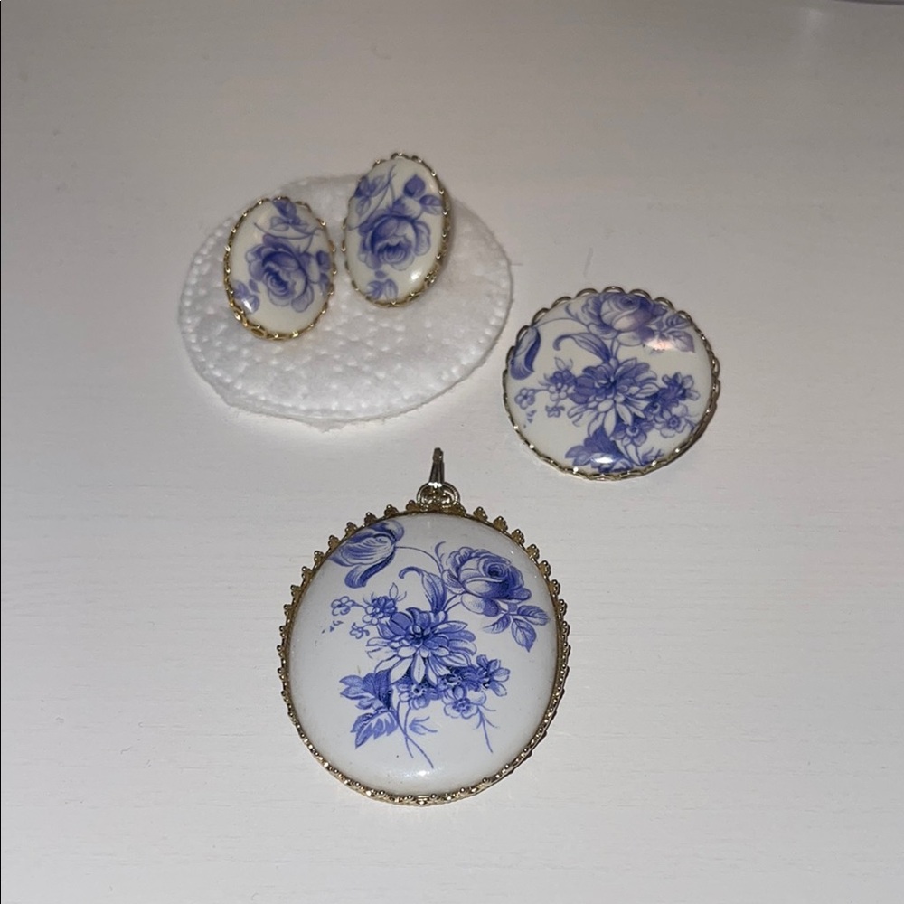 Floral Blue and White Jewelry Set
